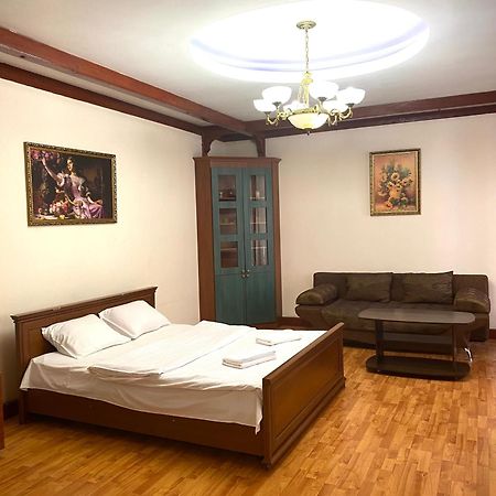 Квартира Подобово В Центрі На Вулиці Проспект Свободи 7 Lviv Exteriör bild
